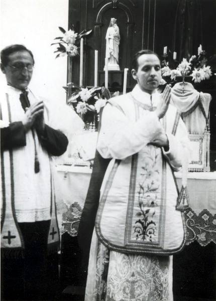 Le père Pedro Arrupe SJ, 28e supérieur général de la Compagnie de Jésus (les Jésuites), célèbre sa première messe en 1936 à Valkenburg, aux Pays-Bas